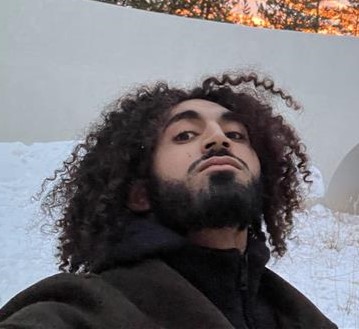 شخص اعتاد أن يكون في الحضانة يلتقط صورة سيلفي في الخارج.